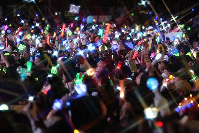 2024년 12월14일 서울 여의도 국회 앞에서 대통령 윤석열 탄핵소추안이 가결된 이후 시민들이 응원봉을 들고 환호하고 있다. 한겨레 김영원 기자 forever@hani.co.kr