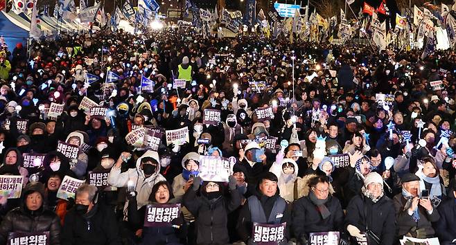 ‘12·3 내란외환 청산과 종식, 사회대개혁 시민대행진’이 열린 3일 밤 국회 정문 앞에서 참석자들이 구호를 외치며 응원봉을 흔들고 있다. 윤운식 선임기자 yws@hani.co.kr