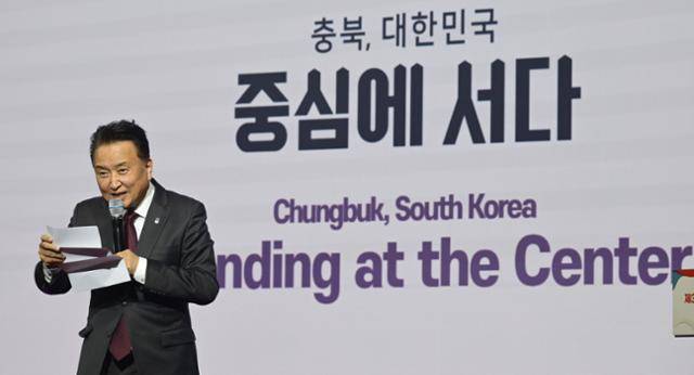 2025 제3회 한국지방외교포럼이 열린 2일 충북 청주시 엔포드호텔 그랜드볼룸에서 김영환 충북도지사가 기조연설을 하고 있다. 청주=최주연 기자