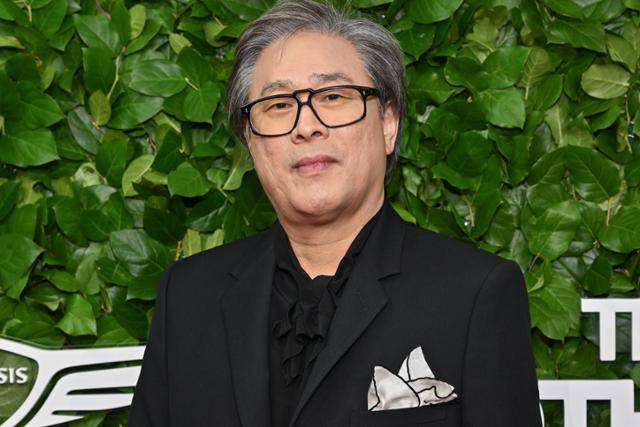 박찬욱 감독이 1일 미국 뉴욕의 시프리아니 월스트리트에서 열린 제35회 고담 어워즈에 참석해 포토타임을 갖고 있다. 뉴욕=AP 뉴시스