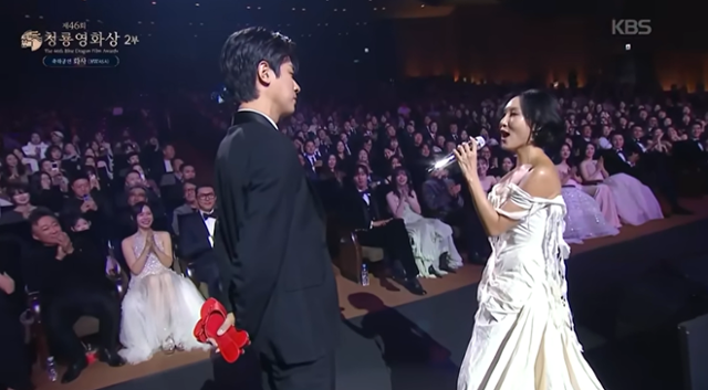 11월 19일 열린 제46회 청룡영화상에서 축하공연으로 무대에 오른 가수 화사가 배우 박정민과 퍼포먼스를 펼쳐 주목을 받았다. '제46회 청룡영화상' 영상 캡처