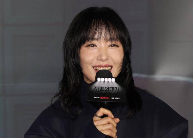 배우 전도연이 3일 서울 CGV 용산아이파크몰점에서 열린 넷플릭스 시리즈 '자백의 대가' 시사 간담회에서 인사말을 하고 있다. 연합뉴스
