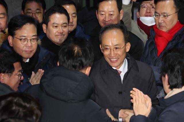 국회의 12·3 비상계엄 해제 의결 방해 의혹을 받는 추경호 전 국민의힘 원내대표가 3일 영장이 기각돼 경기 의왕시 서울구치소를 나서며 의원들과 인사하고 있다. 뉴시스