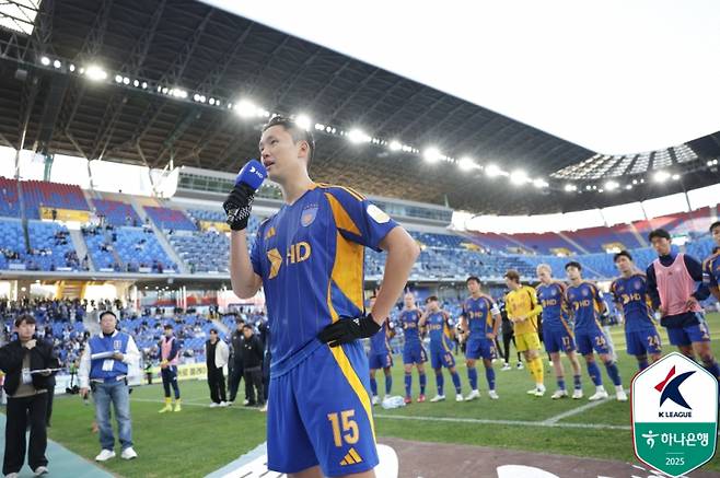 울산 수비수 정승현이 30일 울산문수축구경기장에서 열린 제주와의 하나은행 K리그1 2025 38라운드를 마친 뒤 선수단을 대표해 팬들에게 발언하고 있다. 사진=프로축구연맹