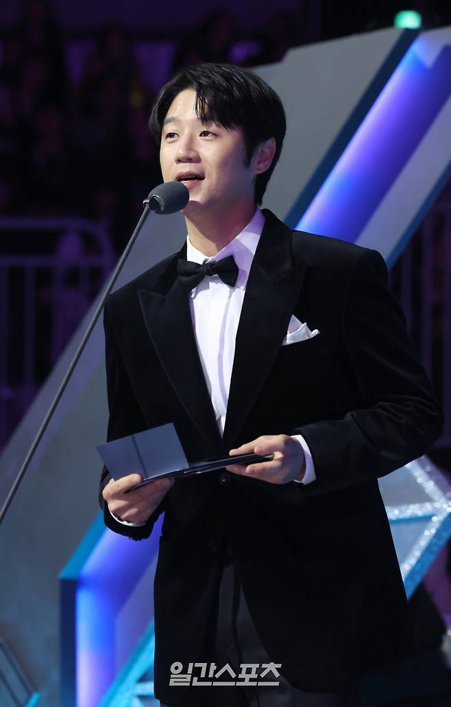 2025 코리아 그랜드 뮤직 어워즈 with iM뱅크’(2025 KGMA) 둘째날 뮤직데이가 15일 오후 인천 영종도 인스파이어 아레나에서 펼쳐졌다. 시상자로 나온 배우 정준원이 수상자를 발표하고 있다.영종도(인천)=KGMA특별취재단/2025.11.15/