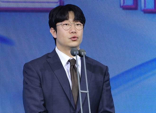 <yonhap photo-3336="">1일 서울 광진구 그랜드워커힐 호텔에서 열린 한국프로야구선수협회 시상식인 2025컴투스프로야구 리얼글러브어워드에서 시상자로 나선 양현종 선수협회장이 인사말을 하고 있다. [연합뉴스]</yonhap>