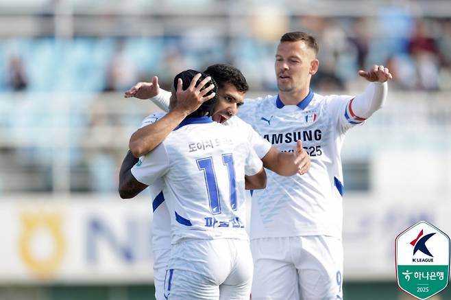 수원 브루노 실바, 파울리뇨, 일류첸코가 환호하고 있는 모습. 사진=프로축구연맹