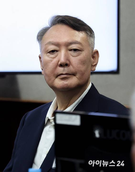 윤석열 전 대통령이 26일 서울 서초구 서울중앙지법에서 열린 특수공무집행방해, 직권남용 권리행사방해 등 혐의 사건 첫 공판에 출석하고 있다. [사진=사진공동취재단]