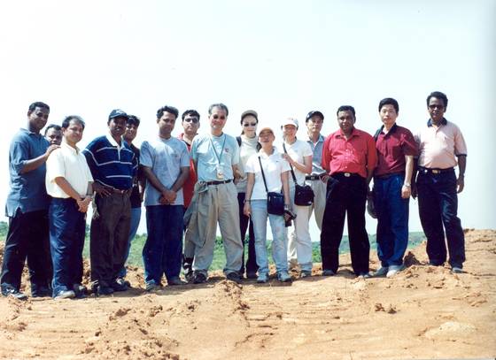지난 2000년 방글라데시 한국산업단지(KEPZ) 부지를 둘러보고 있는 성기학 회장(가운데)과 현지 직원들. [사진 영원무역]