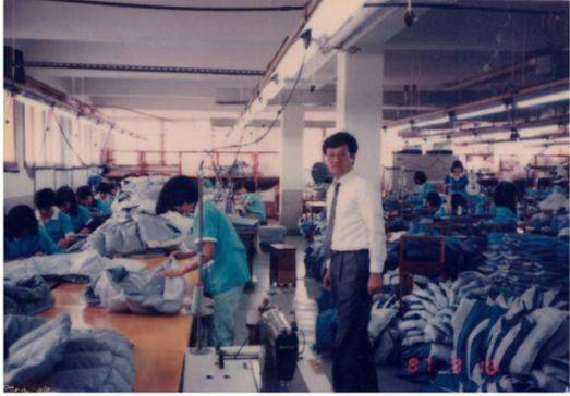 지난 1987년 성남공장을 둘러보는 성기학 당시 대표이사(가운데). 얼마 후 노조의 장기 점거 파업으로 그는 한국에서 공장을 완전히 접고 해외로 생산기지를 옮겼다. [사진 영원무역]