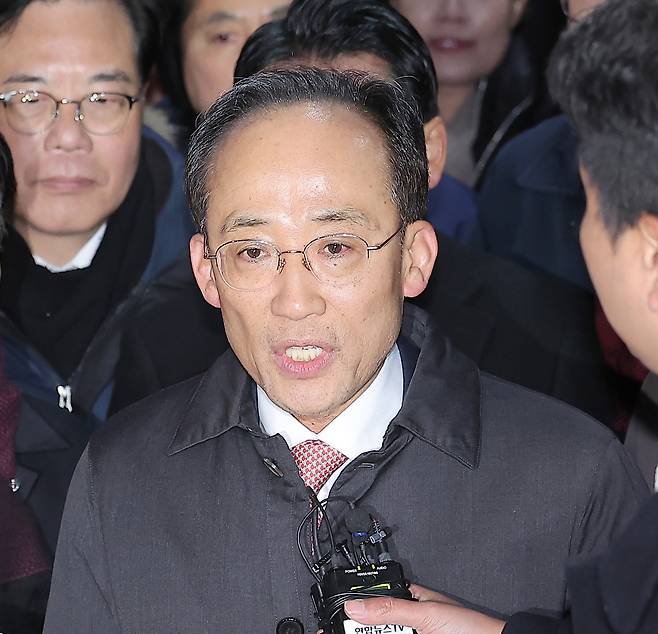 12·3 비상계엄 해제 요구안 표결 방해 의혹을 받는 추경호 국민의힘 의원이 3일 새벽 구속 영장이 기각된 후 경기도 의왕시 서울구치소를 나서며 발언하고 있다. 뉴스1