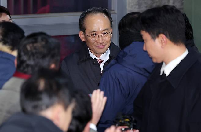 12·3 비상계엄 해제 요구안 표결 방해 의혹을 받는 추경호 국민의힘 의원이 3일 새벽 구속 영장이 기각된 후 경기도 의왕시 서울구치소를 나서고 있다. 뉴스1