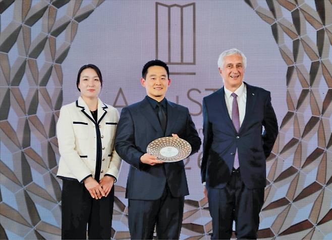 파라다이스그룹이 지난달 프랑스에서 ‘라 리스트 이노베이션 어워드’ 특별상을 수상했다.  파라다이스그룹 제공