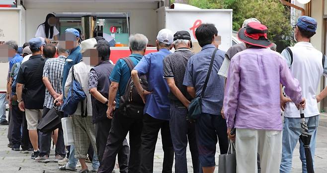 서울 종로구 탑골공원에서 노인들이 음료 나눔을 기다리고 있는 모습. 사진= 임대철 한국경제신문 기자