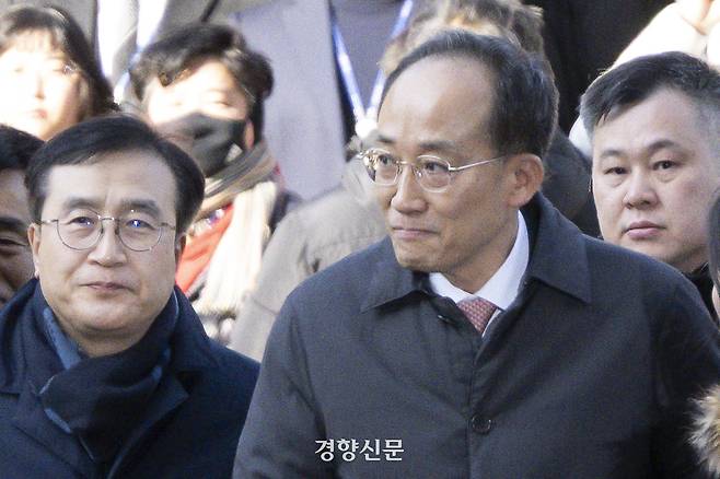 계엄 해제 표결 방해 혐의를 받는 추경호 국민의힘 전 원내대표가 2일 서울 서초구 서울중앙지법에서 열린 구속 전 피의자심문(영장실질심사)에 국민의힘 의원들의 응원을 받으며 출석하고 있다. 문재원 기자