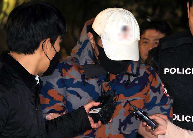 지난 10월 압수수색 과정에서 도주한 도이치모터스 주가조작 ‘주포’ 이모씨가 지난달 20일 충주시 소재 국도변 휴게소 근처에서 체포돼 서울 종로구 김건희 특검 조사실로 압송되고 있다. 연합뉴스