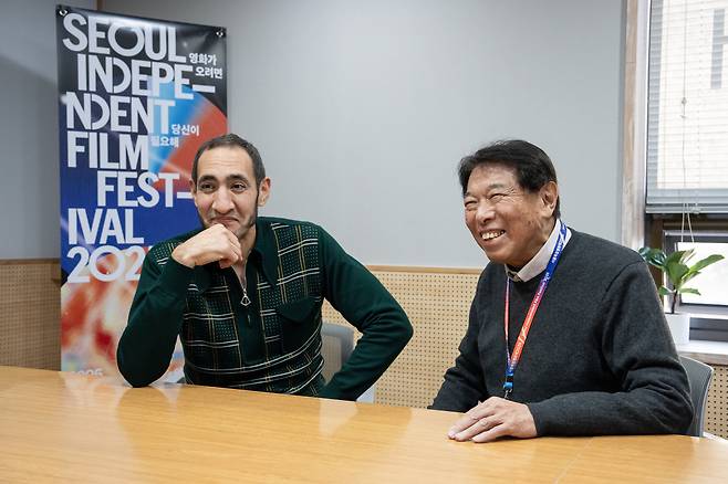 제51회 서울독립영화제를 찾은 키마타 준지 아이치국제여성영화제 디렉터와 아담 토렐 ‘서드 윈도우 필름즈’ 프로듀서가 2일 경향신문과 인터뷰를 진행하고 있다. 서울독립영화제 제공
