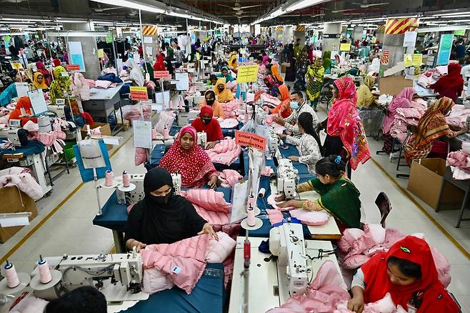 인공지능(AI) 기술 발전이 향후 여성의 일자리를 위협할 수 있다고 유엔개발계획이 2일(현지시간) 밝혔다. 사진은 지난 4월 방글라데시 다카 외곽에 있는 한 의류 공장에서 재봉 작업을 하는 여성 노동자들 모습. AFP연합뉴스