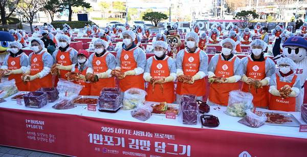 3일 부산 사직야구장 광장에서 열린 1만포기 김장 행사에서 박형준 부산시장과 롯데자이언츠 선수들이 김장김치를 들어 보이고 있다.  전민철 기자