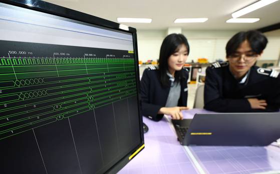 Students practice semiconductor programming at Suwon Hi-tech High School in Suwon, Gyeonggi on Nov. 17. [KIM JONG-HO]