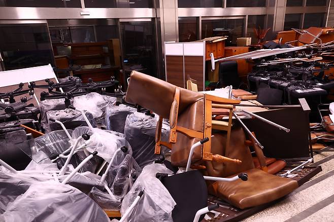 Furniture and other fixtures are laid out after martial law is called off at the National Assembly, western Seoul, on Dec. 4, 2024. [NEWS1]
