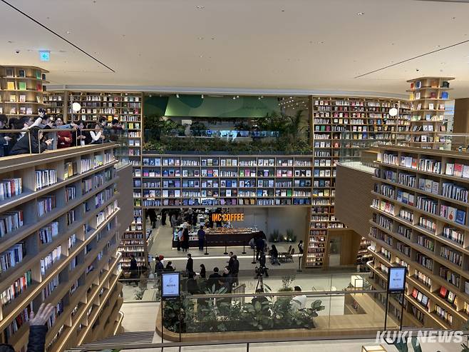 스타필드 빌리지 운정 1층과 2층 ‘북스테어’와 ‘센트럴 파드’ 일대. 심하연 기자