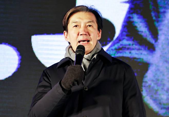 조국 조국혁신당 대표가 3일 서울 여의도 국회의사당 정문 앞에서 열린 12·3 내란·외환 청산과 종식, 사회 대개혁 시민 대행진 집회에서 발언하고 있다. 연합뉴스