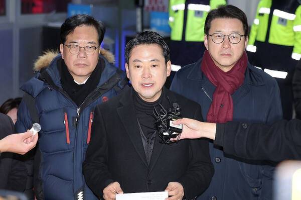 국민의힘 장동혁 대표가 3일 경기도 의왕 서울구치소에 앞에서 구속 영장이 기각된 추경호 의원을 마중한 뒤 취재진에 발언하고 있다. 연합뉴스
