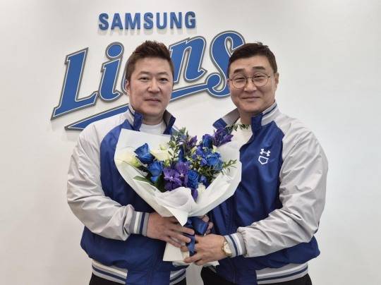 최형우(왼쪽)가 삼성행을 결정한 후 이종열 삼성 단장과 포즈를 취하고 있다.[삼성 제공]