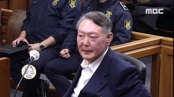 ▲지난 19일 윤석열 전 대통령이 한덕수 전 총리 내란 재판에 증인으로 출석한 모습. 사진=MBC 생중계 화면 갈무리