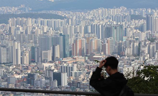 서울 남산에서 바라본 도심에 아파트가 즐비하다. [이승환 기자]