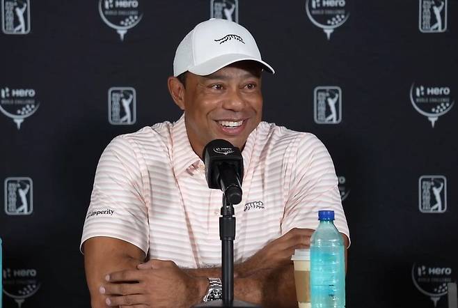 타이거 우즈가 3일(한국시간) 히어로 월드 챌린지 기자회견에서 내년 계획에 대한 농담을 한 뒤 웃어 보이고 있다. PGA투어 영상 캡처
