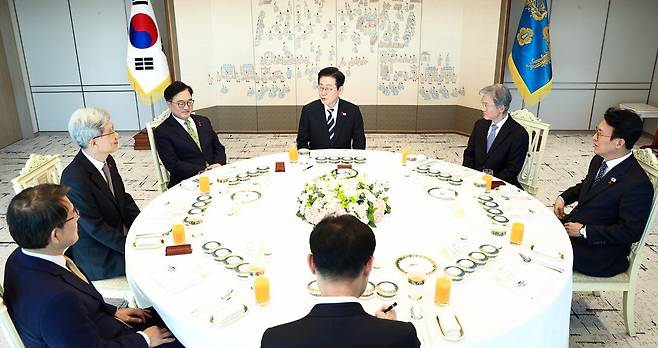 이재명 대통령이 3일 용산 대통령실에서 열린 5부 요인 초청 오찬 간담회에서 발언하고 있다. 가운데를 기준으로 시계 방향으로 이 대통령, 조희대 대법원장, 김민석 국무총리, 이규연 홍보소통수석, 노태악 중앙선거관리위원장, 김상환 헌법재판소장, 우원식 국회의장.  김호영 기자