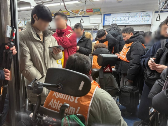 전국장애인차별철폐연대 1호선 용산역 탑승 시위. (사진=전국장애인차별철폐연대)
