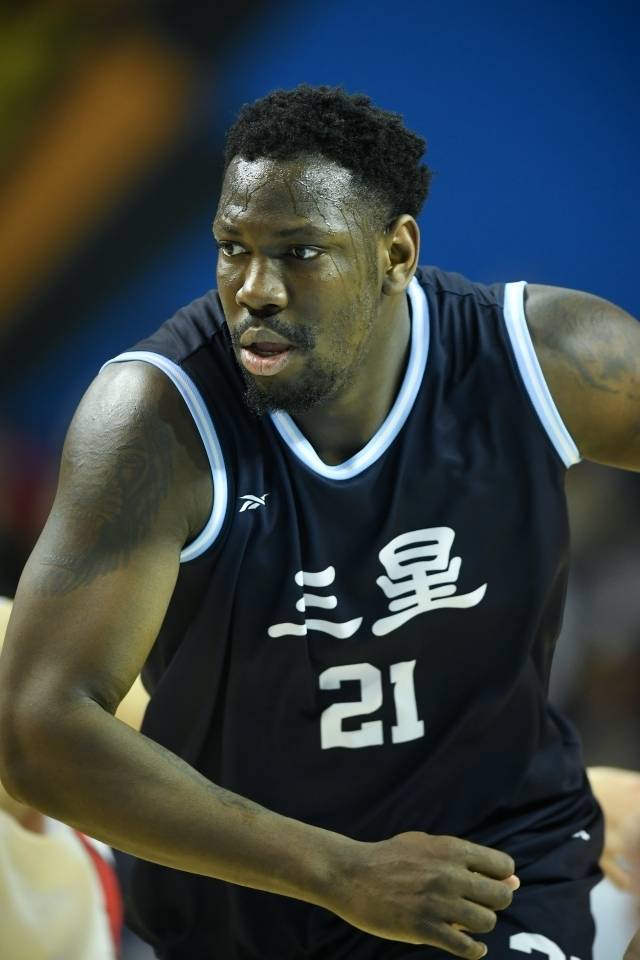 대한민국농구협회의 귀화 제의를 거절한 ‘괴수’ 코피 코번이 조국 자메이카의 영웅이 됐다. 사진=KBL 제공