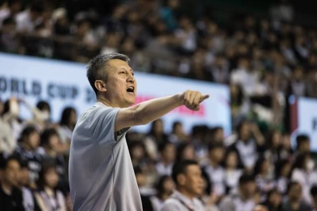 ‘소후닷컴’은 “궈스창 감독은 대한민국을 상대로 전술, 정신력 모든 면에서 심각했다. 그는 대한민국이 더 잘했다고 인정하면서도 자신을 돌아보지 않는 인터뷰를 했다. 전문가와 팬들은 궈스창 감독이 ‘책임을 피한다’, ‘상황 탓만 한다’고 꼬집고 있다”고 비판했다. 사진=FIBA 제공