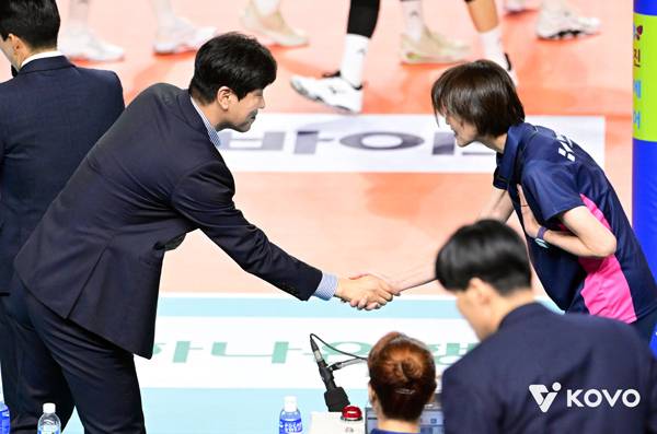지난 10월 25일 1라운드 대결 당시 악수를 주고받는 양 팀 감독. 사진 제공= KOVO