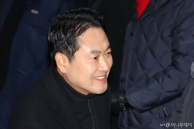 [의왕=뉴시스] 권창회 기자 = 취임 100일을 맞은 장동혁 국민의힘 대표가 3일 오전 경기 의왕시 서울구치소에서 영장이 기각된 추경호 전 원내대표를 기다리며 미소짓고 있다. 2025.12.03. kch0523@newsis.com /사진=권창회