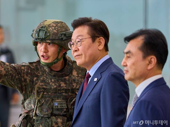 이재명 대통령이 지난 9월12일 강원도 화천군 육군 제7보병사단 칠성전망대를 방문해 우리 군의 대비 태세를 점검하고 있다. / 사진=대통령실