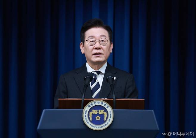 [서울=뉴시스] 고범준 기자 = 이재명 대통령이 3일 서울 용산 대통령실 청사에서 '빛의 혁명 1주년, 대통령 대국민 특별성명' 발표를 하고 있다. 2025.12.03. bjko@newsis.com /사진=고범준