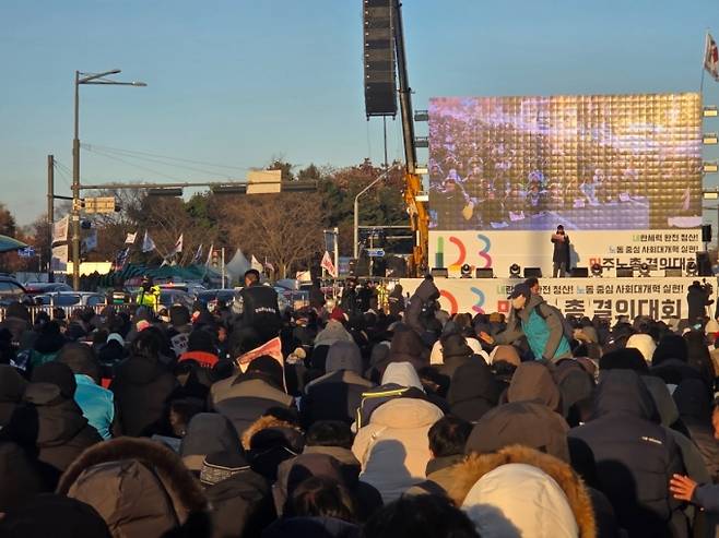 3일 오후 서울 영등포구 국회의사당 앞에서 12.3 전국민주노동조합총연맹(민주노총) 결의대회가 열리고 있는 모습./사진=김서현 기자