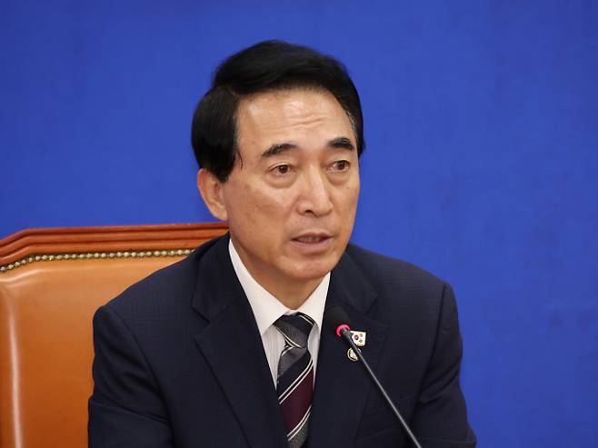 더불어민주당이 3일 추경호 국민의힘 의원에 대한 구속영장이 기각된 것에 관해 "비상식적 결정에 깊은 유감을 표한다"고 전했다. 사진은 지난 10월12일 박수현 민주당 수석대변인이 서울 여의도 국회에서 현안관련 기자간담회를 하는 모습. /사진=뉴시스