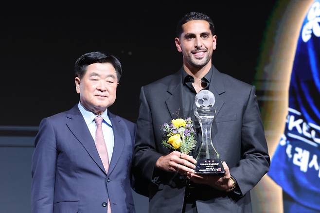 수원FC가 싸박을 필두로 부천FC1955와 맞대결을 펼친다. 사진은 득점왕을 차지한 수원FC 싸박(오른쪽). /사진=뉴스1