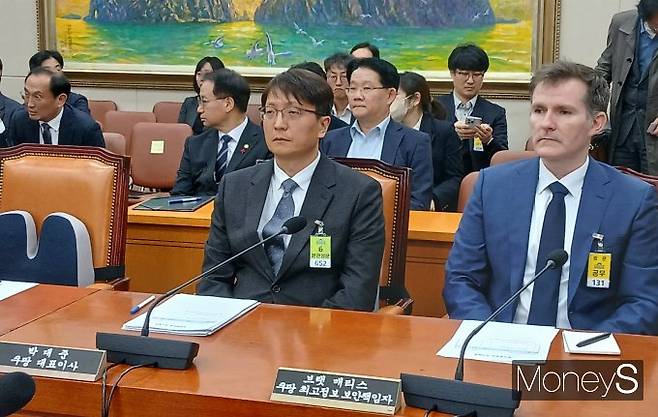 3일 국회 여의도 정무위원회실에서 진행된 '쿠팡 개인정보 유출' 긴급 질의에 출석한 박대준 쿠팡 대표이사(왼쪽)·브랫 매티스 쿠팡 최고정보 보안책임자(오른쪽). /사진=지선우 기자