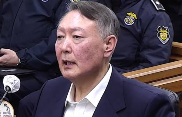 윤석열 전 대통령이 접견 변호사를 통해 '비상계엄 1년' 입장을 전했다. 사진은 윤 전 대통령이 지난달 19일 오후 서울 서초구 서울중앙지방법원에서 열린 한덕수 전 국무총리의 내란 중요임무 종사 등 혐의 공판에 증인으로 출석한 모습. /사진=뉴스1(서울중앙지법 제공)