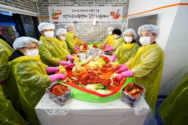이승로 성북구청장(왼쪽 네 번째)이 ‘1인가구 김장 나눔데이’에서 직접 김장 김치를 담그고 있다. 성북구청 제공