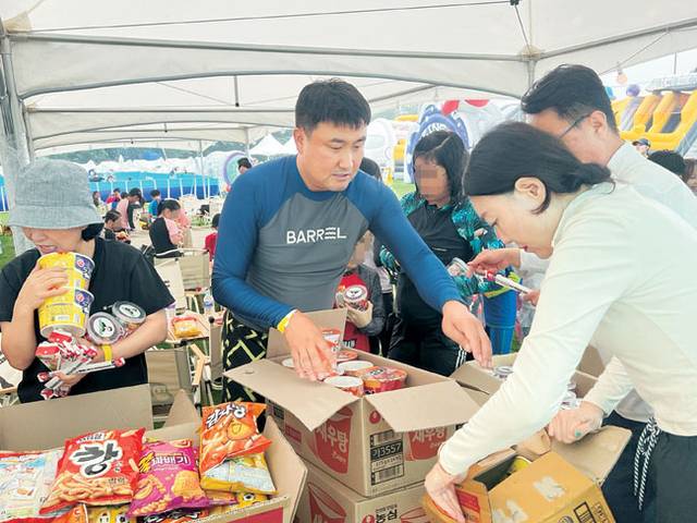 이경훈 천세철강 대표가 올해 여름 초록우산 포항후원회에서 개최한 ‘어메이징캠프’에서 참가자들에게 간식을 나눠주고 있다.   초록우산 제공