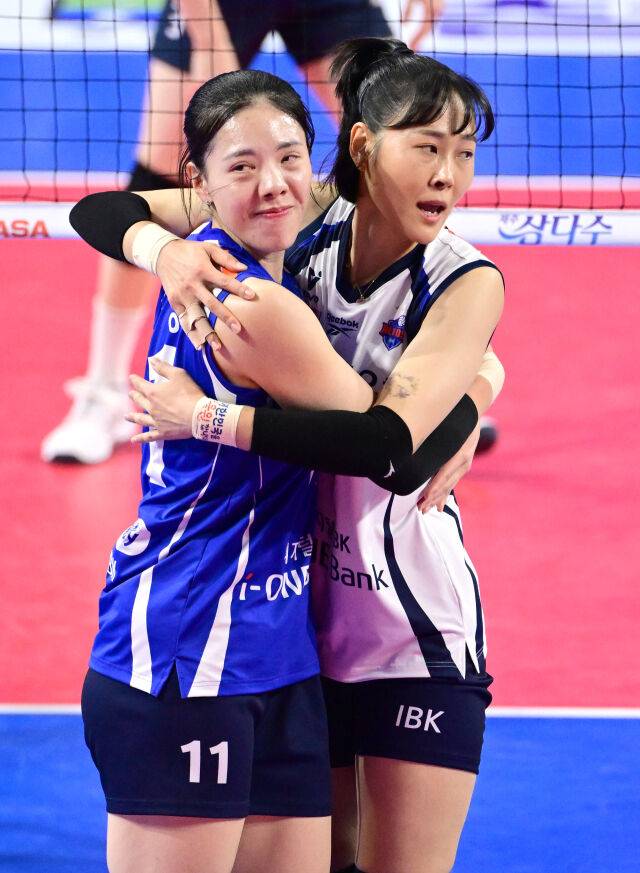 임명옥이 육서영을 따뜻하게 안아주며 격려하고 있다 / 한국배구연맹(KOVO)