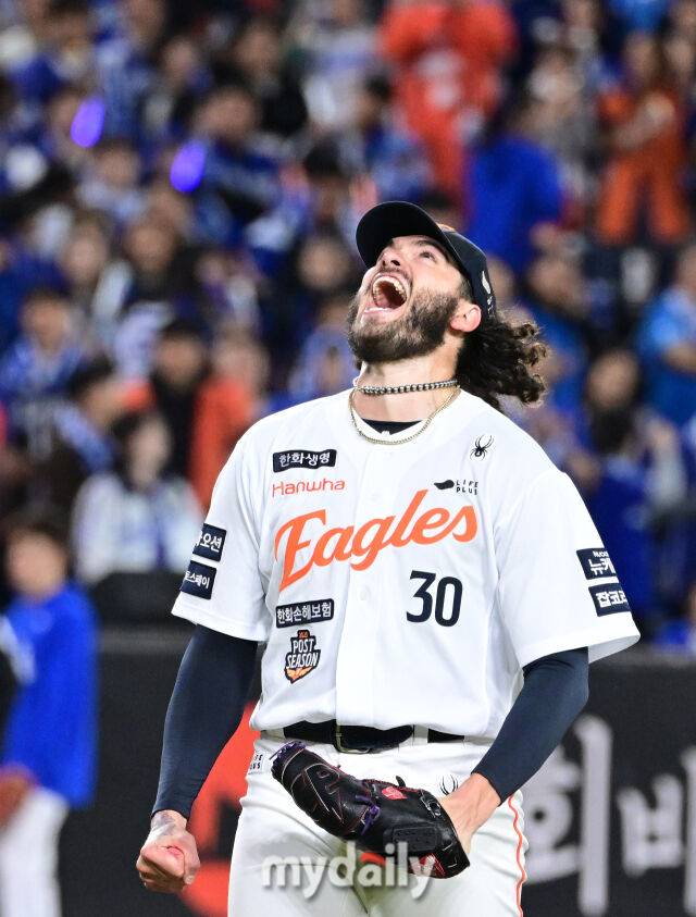 2025년 10월 24일 오후 대전한화생명볼파크에서 열린 '2025 신한 SOL BANK KBO 포스트 시즌' 삼성 라이온즈와 한화 이글스의 플레이오프(PO) 5차전 경기. 한화 선발투수 폰세가 5이닝 1실점 투구를 한 뒤 포효하고 있다./마이데일리