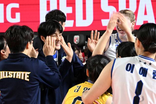 642일 만에 두 자릿수 득점으로 팀 승리를 이끈 김희진이 활짝 웃고 있다. / 한국배구연맹(KOVO)